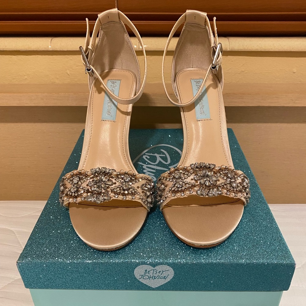 Gina -Blue by Betsey Johnson Size 6.5 Champagne